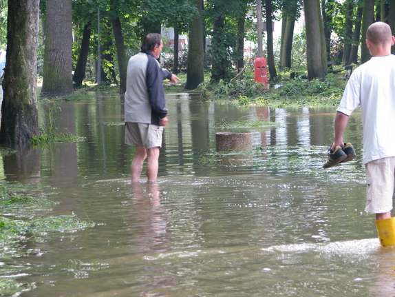 Uklízení po povodních 1