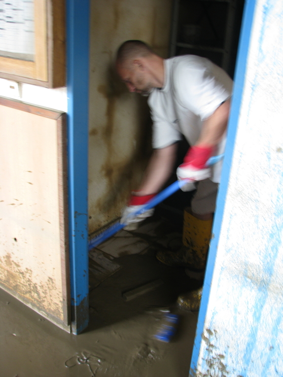 Uklízení po povodních 24