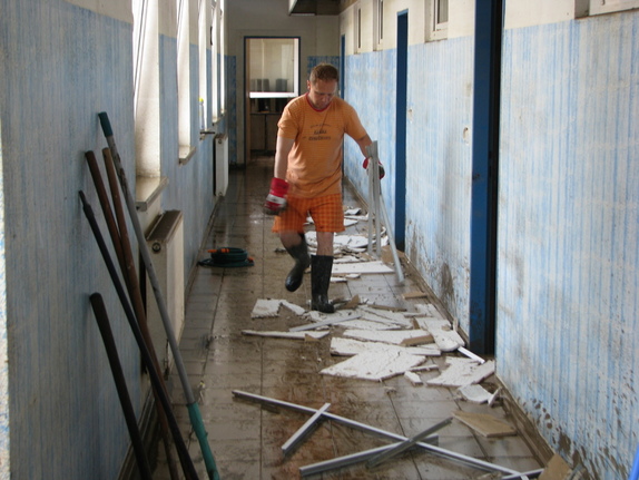 Uklízení po povodních 25